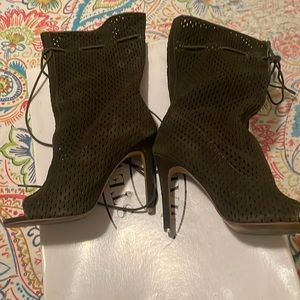Steve Madden calf high boots. good condition! pics don’t do them justice.